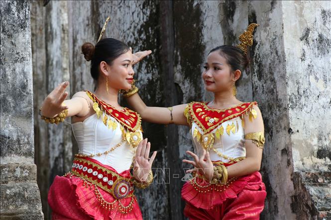Sinh viên Trường Ngôn ngữ - Văn hóa - Nghệ thuật Khmer Nam Bộ và Nhân văn thực hành môn múa Khmer Nam Bộ. Ảnh: Thanh Hòa - TTXVN