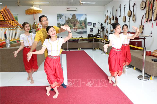Sinh viên Trường Ngôn ngữ - Văn hóa - Nghệ thuật Khmer Nam Bộ và Nhân văn học môn múa Khmer Nam Bộ do Tiến sĩ Sơn Cao Thắng giảng dạy. Ảnh: Thanh Hòa - TTXVN