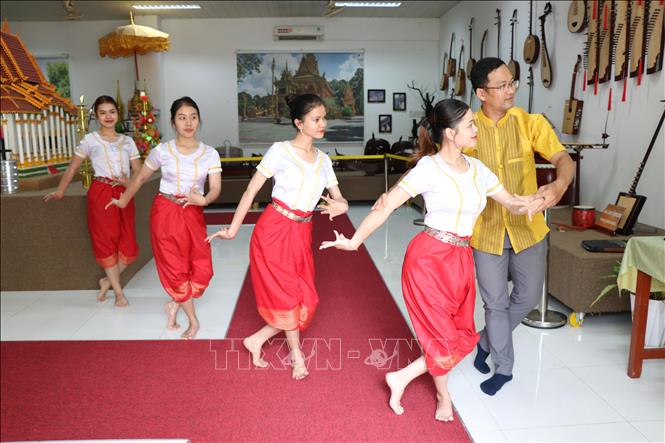Sinh viên Trường Ngôn ngữ - Văn hóa - Nghệ thuật Khmer Nam Bộ và Nhân văn học môn múa Khmer Nam bộ do Tiến sĩ Sơn Cao Thắng giảng dạy. Ảnh: Thanh Hòa - TTXVN