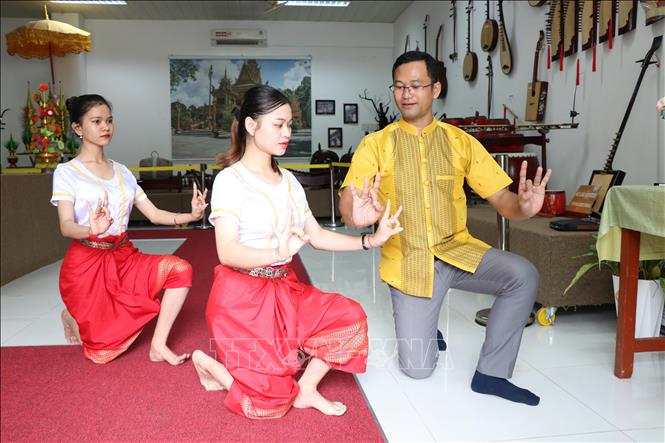 Sinh viên Trường Ngôn ngữ - Văn hóa - Nghệ thuật Khmer Nam Bộ và Nhân văn học môn múa Khmer Nam Bộ do Tiến sĩ Sơn Cao Thắng giảng dạy. Ảnh: Thanh Hòa - TTXVN