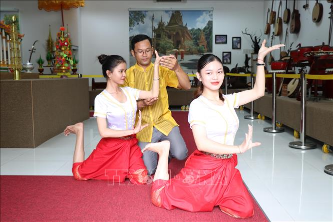 Sinh viên Trường Ngôn ngữ - Văn hóa - Nghệ thuật Khmer Nam Bộ và Nhân văn học môn múa Khmer Nam Bộ do Tiến sĩ Sơn Cao Thắng giảng dạy. Ảnh: Thanh Hòa- TTXVN
