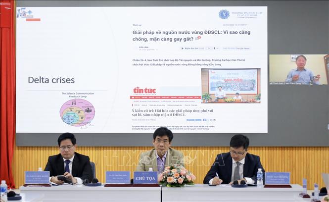 Tiến sỹ Lê Trường Sơn, Hiệu trưởng trường Đại học Luật Thành phố Hồ Chí Minh (giữa) cùng các đại biểu chỉ trì hội thảo. Ảnh: Thanh Vũ-TTXVN 