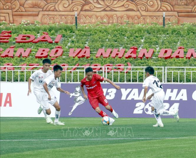 Trận đấu giữa đội chủ nhà Bắc Giang (áo trắng) và Thể công Viettel (áo đỏ). Ảnh: Đồng Thúy-TTXVN