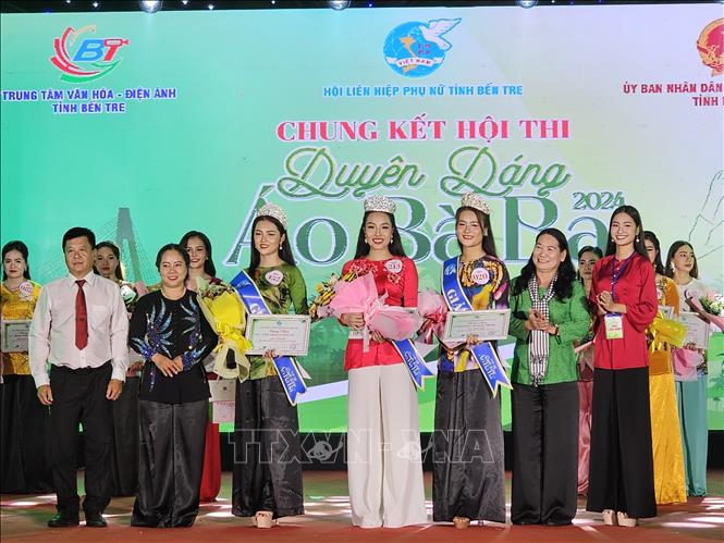 Trao giải cho top 3 thí sinh xuất sắc nhất hội thi. Ảnh: Chương Đài - TTXVN