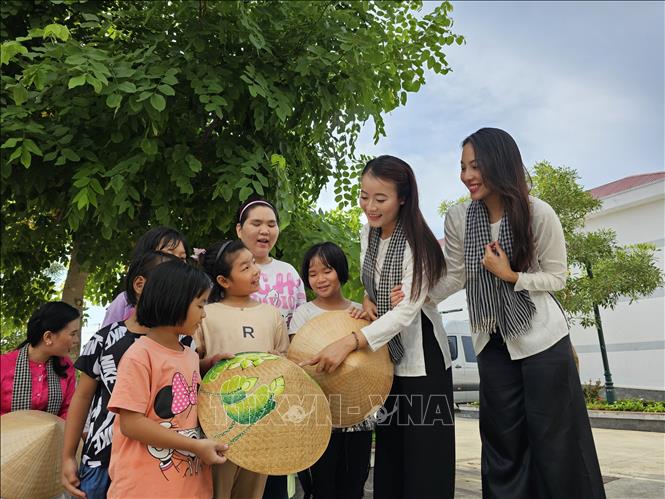 Các thí sinh tham gia các hoạt động an sinh xã hội tại Trung tâm Bảo trợ xã hội tỉnh Bến Tre. Ảnh: Chương Đài - TTXVN