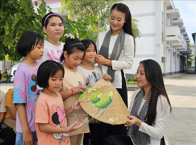 Các thí sinh tham gia các hoạt động an sinh xã hội tại Trung tâm Bảo trợ xã hội tỉnh Bến Tre. Ảnh: Chương Đài - TTXVN