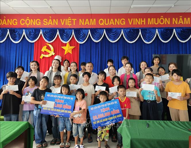 Các thí sinh tham gia các hoạt động an sinh xã hội tại Trung tâm Bảo trợ xã hội tỉnh Bến Tre. Ảnh: Chương Đài - TTXVN
