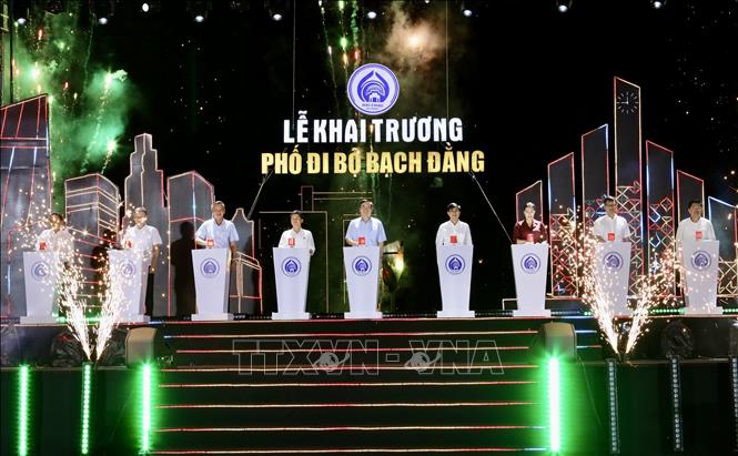 Lãnh đạo thành phố và các đại biểu thực hiện nghi thức khai trương phố đi bộ Bạch Đằng. Ảnh: Trần Lê Lâm - TTXVN 