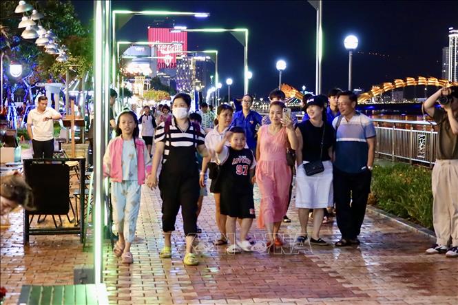 Người dân và du khách tham quan vui chơi tại phố đi bộ Bạch Đằng. Ảnh: Trần Lê Lâm - TTXVN 