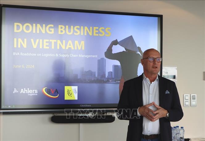 Roger Chantillon, CEO of Ahlers Logistics that has opened a representative office in Ho Chi Minh City, briefs of business opportunities in Vietnam. VNA Photo: Hương Giang 
