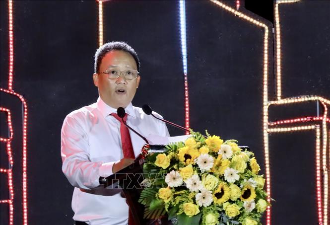 Chủ tịch UBND quận Hải Châu Lê Tự Gia Thạnh phát biểu khai trương phố đi bộ Bạch Đằng. Ảnh: Trần Lê Lâm - TTXVN 