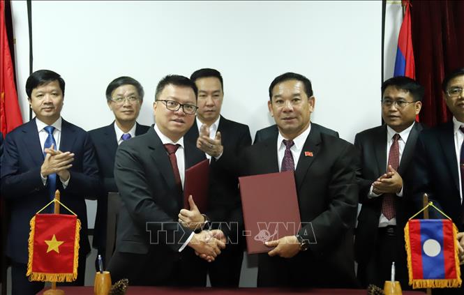 Signing a cooperation agreement for 2024-2029 between Nhan dan and Pasaxon newspapers. VNA Photo: Phạm Kiên 