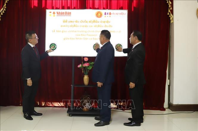 Launching the Pasaxon e-newspaper. VNA Photo: Phạm Kiên 