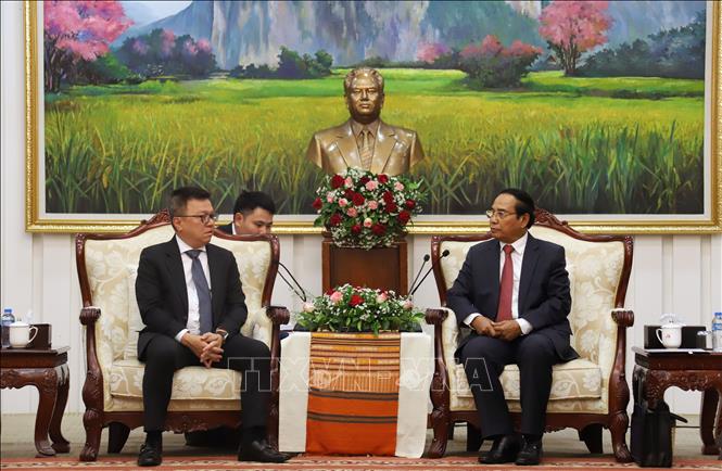  Bounthong Chitmany, Permanent member of the Secretariat of the Lao People’s Revolutionary Party (LPRP) Central Committee and Vice President of Laos, receives the Nhan dan newspaper delegation. VNA Photo: Phạm Kiên 