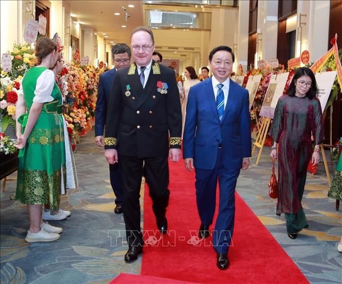 Deputy Prime Minister Tran Hong Ha is welcomed by Russian Ambassador to Vietnam Gennady Stepanovich Bezdetko. VNA/Photo by courtesy