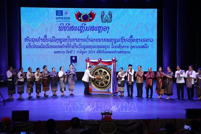 Thủ tướng Lào Sonexay Siphandone đánh chiêng tại lễ kỷ niệm. Ảnh: Đỗ Bá Thành - PV TTXVN tại Lào