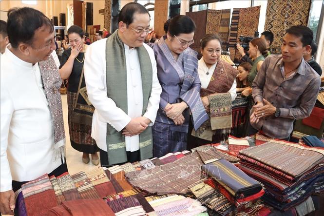 Lãnh đạo Lào thăm quan gian hàng trưng bày các sản phẩm có họa tiết Naga truyền thống. Ảnh: Đỗ Bá Thành - PV TTXVN tại Lào
