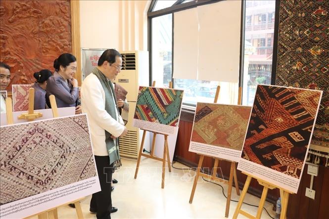 Thủ tướng Lào Sonexay Siphandone tham quan gian trưng bày các sản phẩm dệt có hình họa tiết Naga. Ảnh: Đỗ Bá Thành - PV TTXVN tại Lào
