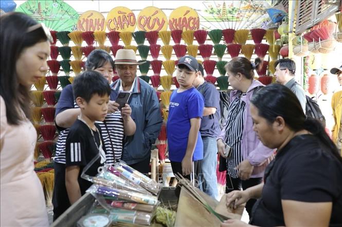 Du khách đến tham quan làng hương Thuỷ Xuân. Ảnh: Đinh Ngọc Liên - TTXVN

