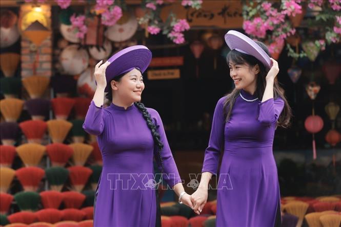 Du khách đến check in tại các cửa hàng hương với đủ màu sắc rực rỡ. Ảnh: Minh Quyết - TTXVN