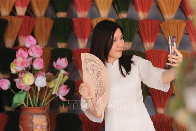 Du khách khi đến Thuỷ Xuân đều thích thú chụp ảnh với không gian đa sắc màu. Ảnh: Đinh Ngọc Liên - TTXVN