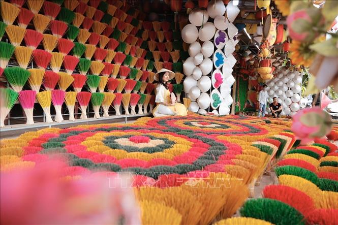Du khách đến tham quan được khám phá, trải nghiệm các công đoạn làm hương bằng thủ công và tìm hiểu thêm về nghề, về người và cuộc sống của người dân bản xứ. Ảnh: Minh Quyết - TTXVN