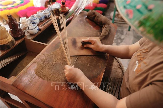 Du khách đến tham quan được khám phá, trải nghiệm các công đoạn làm hương bằng thủ công và tìm hiểu thêm về nghề, về người và cuộc sống của người dân bản xứ. Ảnh: Minh Quyết - TTXVN