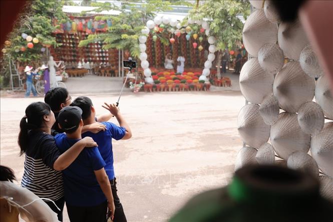 Du khách khi đến Thuỷ Xuân đều thích thú chụp ảnh với không gian đa sắc màu. Ảnh: Đinh Ngọc Liên - TTXVN