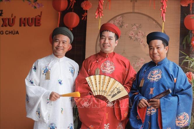 Du khách đến check in tại các cửa hàng hương với đủ màu sắc rực rỡ. Ảnh: Minh Quyết - TTXVN