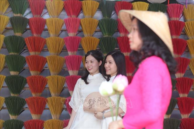 Du khách khi đến Thuỷ Xuân đều thích thú chụp ảnh với không gian đa sắc màu. Ảnh: Đinh Ngọc Liên - TTXVN