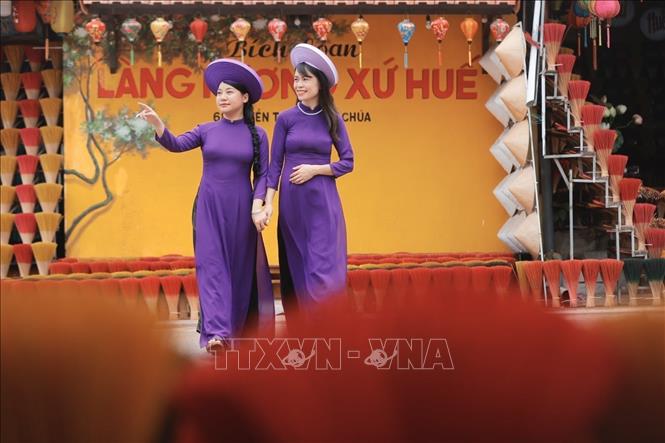 Du khách đến check in tại các cửa hàng hương với đủ màu sắc rực rỡ. Ảnh: Minh Quyết - TTXVN