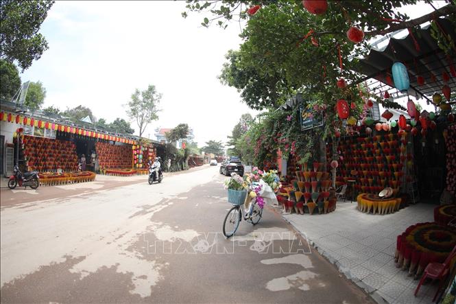 Làng Thủy Xuân nổi tiếng với nghề làm hương trầm từ hàng trăm năm nay, là điểm du lịch ấn tượng đối với du khách trong và ngoài nước. Ảnh: Đinh Ngọc Liên - TTXVN