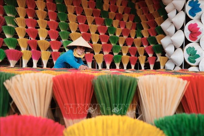 Các của hàng nơi đây bày bán các sản phẩm hương với mày sắc rực rỡ. Ảnh: Minh Quyết - TTXVN