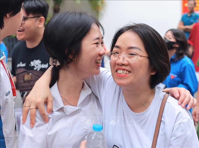 Niềm vui của phụ huynh và thí sinh tại điểm thi Trường THCS Ngô Sĩ Liên, quận Hoàn Kiếm sau khi hoàn thành bài thi Ngữ văn. Ảnh: Hoàng Hiếu - TTXVN