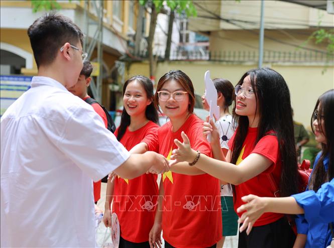 Thí sinh hoàn thành môn thi đầu tiên Kỳ thi lớp 10 công lập năm học 2024 - 2025. Ảnh: Hoàng Hiếu-Ảnh: TTXVN