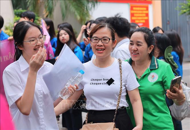 Niềm vui của phụ huynh và thí sinh tại điểm thi Trường THCS Ngô Sĩ Liên, quận Hoàn Kiếm sau khi hoàn thành bài thi Ngữ văn. Ảnh: Hoàng Hiếu - TTXVN