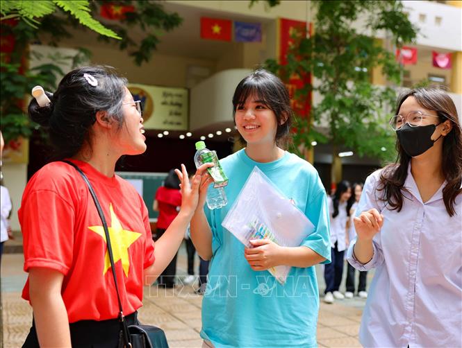 Thí sinh hoàn thành môn thi đầu tiên Kỳ thi lớp 10 công lập năm học 2024 - 2025. Ảnh: Hoàng Hiếu-TTXVN