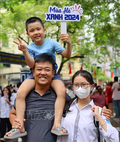 Gia đình cổ vũ cho thí sinh sau khi hoàn thành môn thi đầu tiên Kỳ thi lớp 10 công lập năm học 2024 - 2025. Ảnh: Hoàng Hiếu-TTXVN