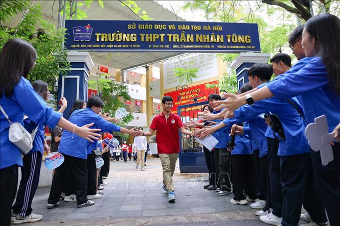 Thí sinh đầu tiên ra khỏi điểm thi Trường THPT Trần Nhân Tông, quận Hai Bà Trưng sau khi hoàn thành môn thi Ngữ văn. Ảnh: Thanh Tùng - TTXVN 