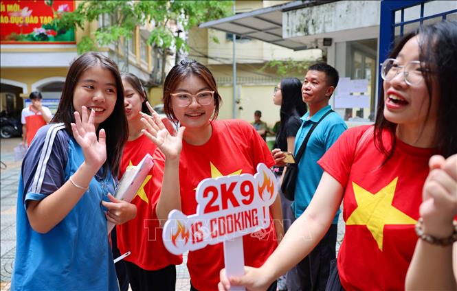 Lời chúc đỗ nguyện vọng 1 của học sinh tại điểm thi Trường THPT Trần Nhân Tông, quận Hai Bà Trưng. Ảnh: Thanh Tùng - TTXVN 