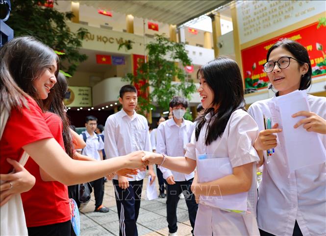 Niềm vui của thí sinh sau khi hoàn thành môn thi Ngữ văn tại điểm thi Trường THPT Trần Nhân Tông, quận Hai Bà Trưng. Ảnh: Thanh Tùng - TTXVN 