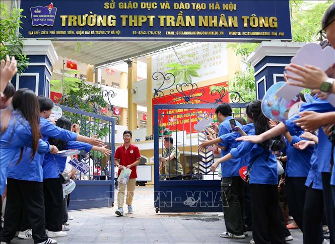 Thí sinh đầu tiên ra khỏi điểm thi Trường THPT Trần Nhân Tông, quận Hai Bà Trưng sau khi hoàn thành môn thi Ngữ văn. Ảnh: Thanh Tùng - TTXVN 