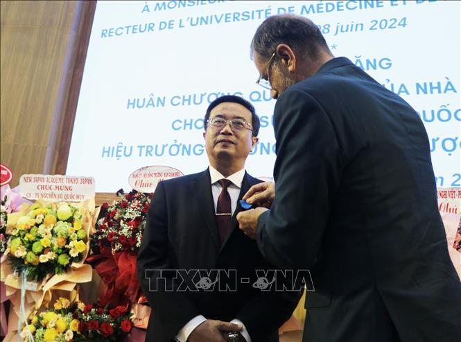 Ngài Olivier Brochet, Đại sứ Cộng hòa Pháp tại Việt Nam thay mặt Tổng thống Pháp trao tặng Huân chương Công trạng Quốc gia, tước hiệu Hiệp sĩ cho Giáo sư Nguyễn Vũ Quốc Huy. Ảnh: Tường Vi - TTXVN