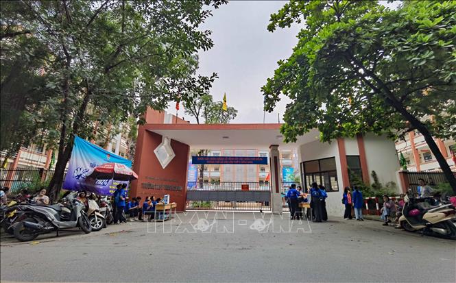 Công tác an ninh, an toàn tại điểm thi Trường THPT Trương Định, quận Hoàng Mai luôn được đảm bảo. Ảnh: Thanh Tùng - TTXVN 