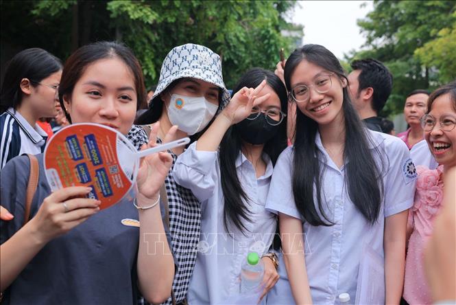 Niềm vui của thí sinh và phụ huynh khi hoàn thành tốt các môn thi ngày đầu tiên. Ảnh: Hoàng Hiếu - TTXVN