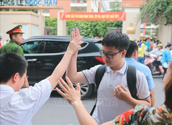 Chia sẻ niềm vui cùng bạn sau khi hoàn thành tốt bài thi. Ảnh: Hoàng Hiếu - TTXVN