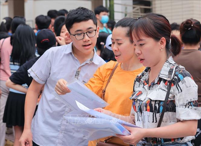 Phụ huynh và thí sinh tại điểm thi Trường THCS Lê Ngọc Hân sau khi kết thúc môn thi Ngoại ngữ. Ảnh: Hoàng Hiếu - TTXVN
