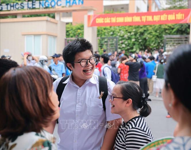 Niềm vui của thí sinh tại điểm thi Trường THCS Lê Ngọc Hân, quận Hai Bà Trưng sau khi hoàn thành môn thi Ngoại ngữ. Ảnh: Hoàng Hiếu - TTXVN