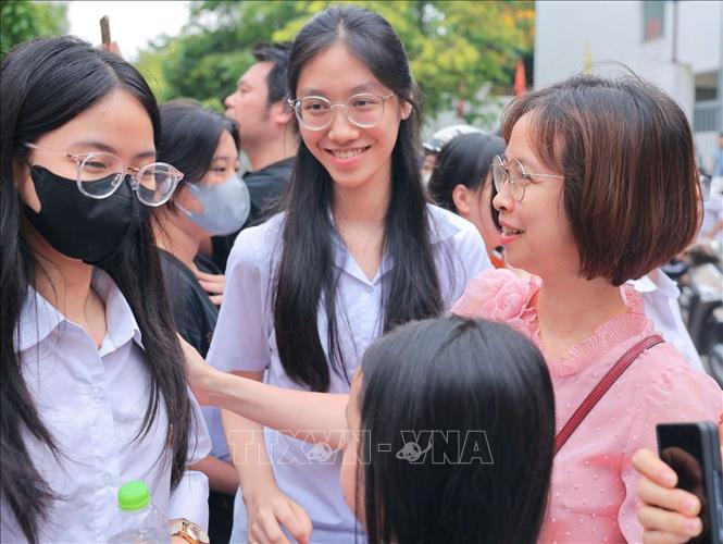 Niềm vui của thí sinh và phụ huynh khi hoàn thành tốt các môn thi ngày đầu tiên. Ảnh: Hoàng Hiếu - TTXVN