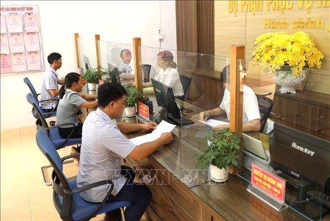 Người dân đến Bộ phận Phục vụ hành chính công xã Việt Thành (huyện Trấn Yên) làm thủ tục hành chính. Ảnh: Tuấn Anh - TTXVN
